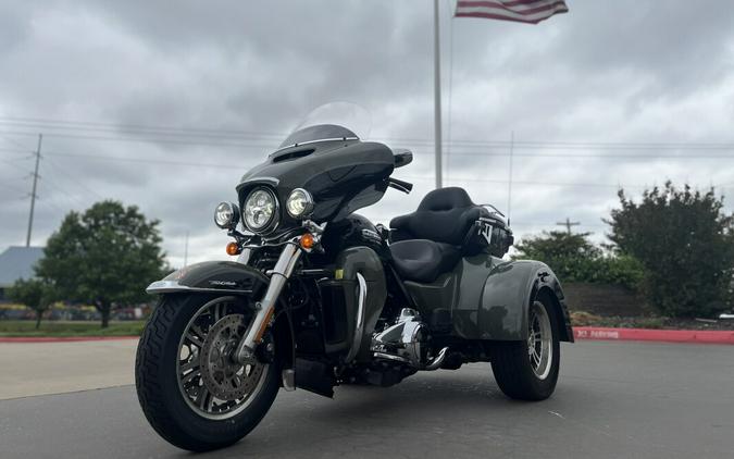 2021 Harley-Davidson® FLHTCUTG Tri Glide® Ultra Deadwood Green/Vivid Black 852313