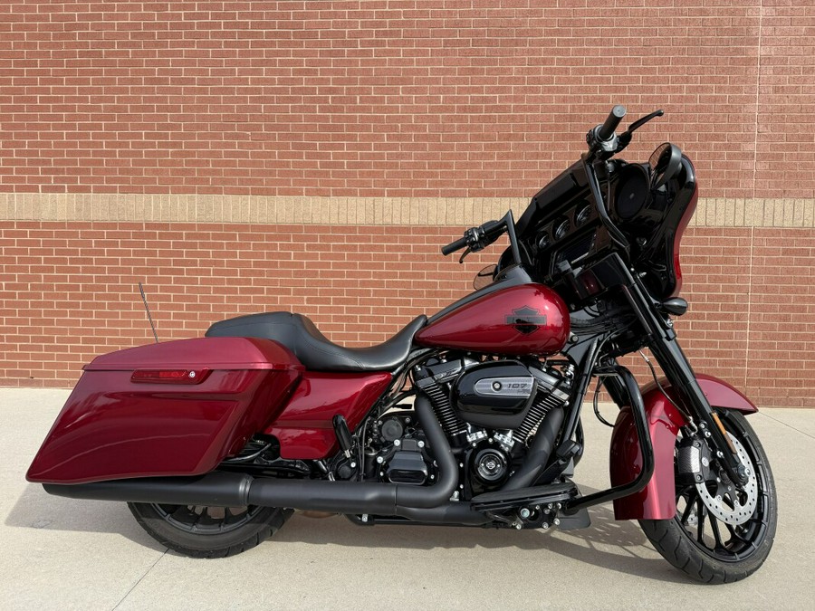 2018 Harley-Davidson® Street Glide® Special Red