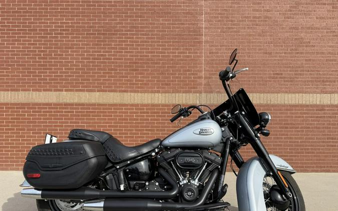 2024 Harley-Davidson® Heritage Classic Atlas Silver Metallic - Black Finish