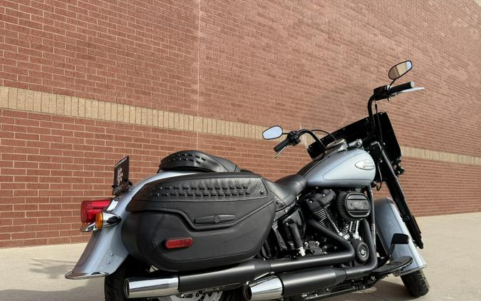 2024 Harley-Davidson® Heritage Classic Atlas Silver Metallic - Black Finish