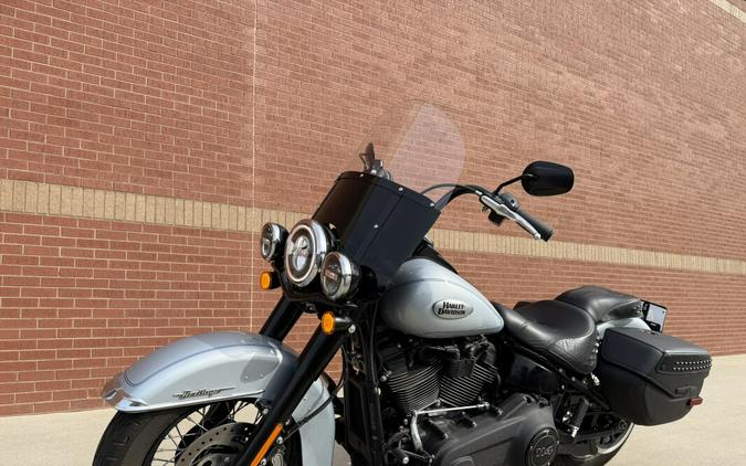 2024 Harley-Davidson® Heritage Classic Atlas Silver Metallic - Black Finish