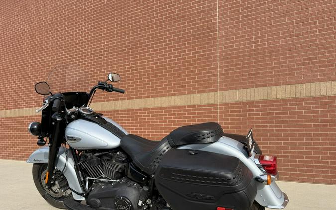 2024 Harley-Davidson® Heritage Classic Atlas Silver Metallic - Black Finish