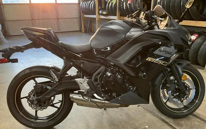 2024 Kawasaki Ninja® 650 ABS Metallic Matte Dark Gray/Metallic Spark Black