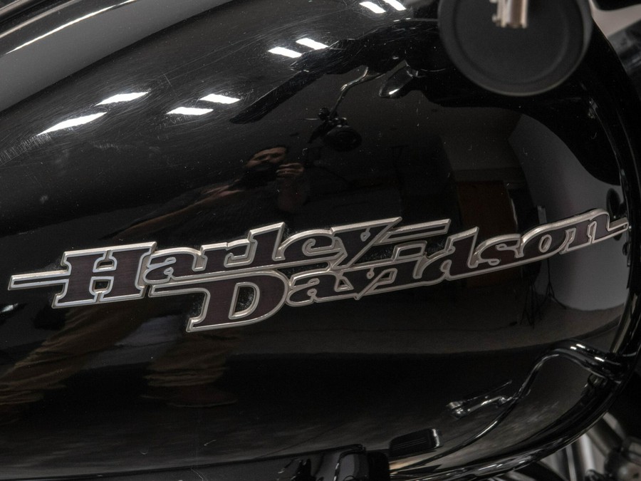 2017 HARLEY-DAVIDSON FLHXS STREET GLIDE SPECIAL in Vivid Black