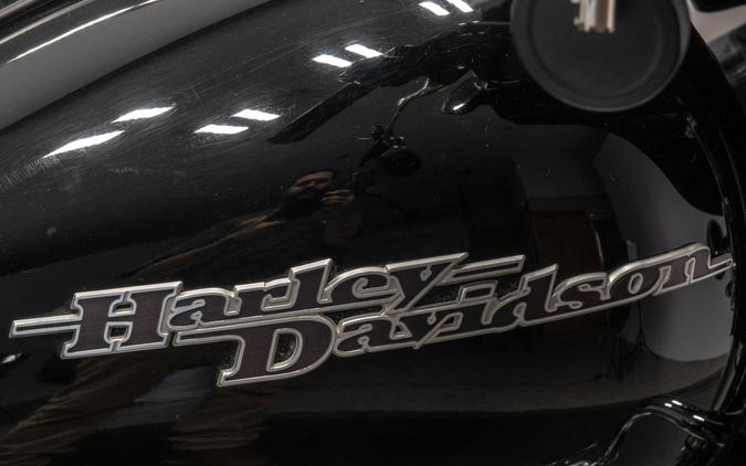2017 HARLEY-DAVIDSON FLHXS STREET GLIDE SPECIAL in Vivid Black