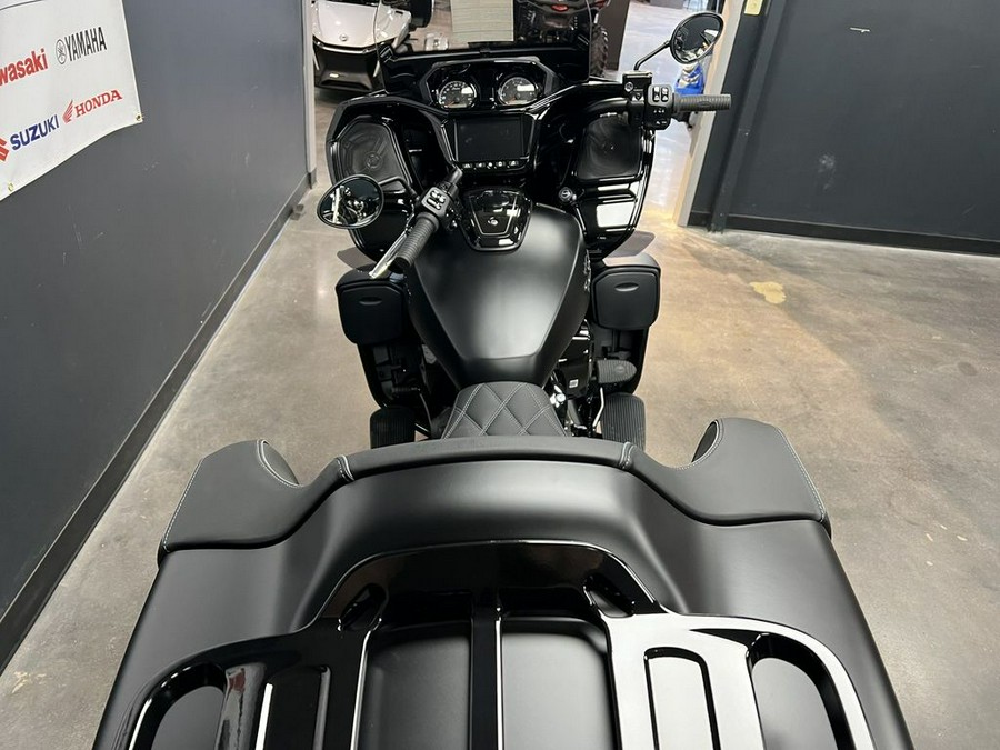 2024 Indian Motorcycle® Pursuit® Dark Horse® with PowerBand Audio Package Black Smoke