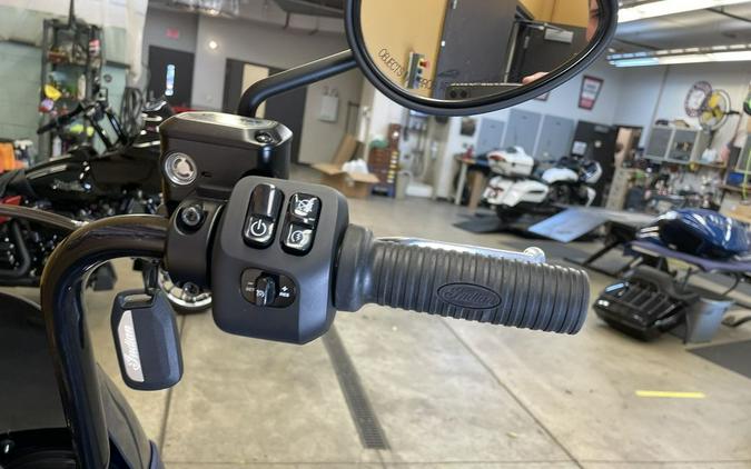 2023 Indian Motorcycle® Sport Chief Icon Spirit Blue Smoke