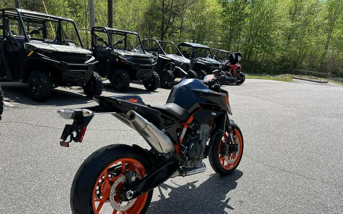 2023 KTM 890 Duke R