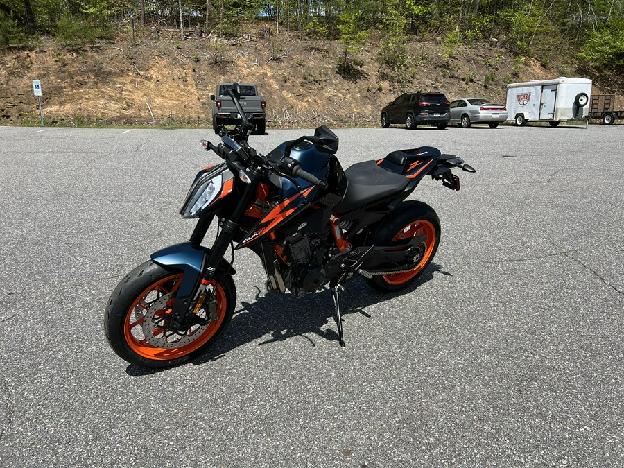 2023 KTM 890 Duke R