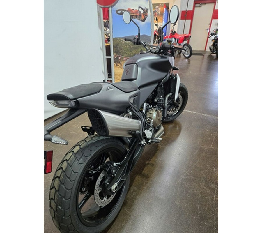 2025 Husqvarna SVARTPILEN 801