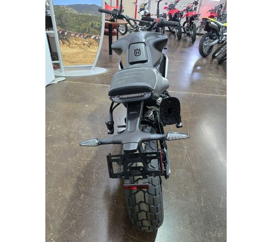 2025 Husqvarna SVARTPILEN 801