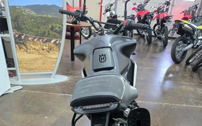 2025 Husqvarna SVARTPILEN 801