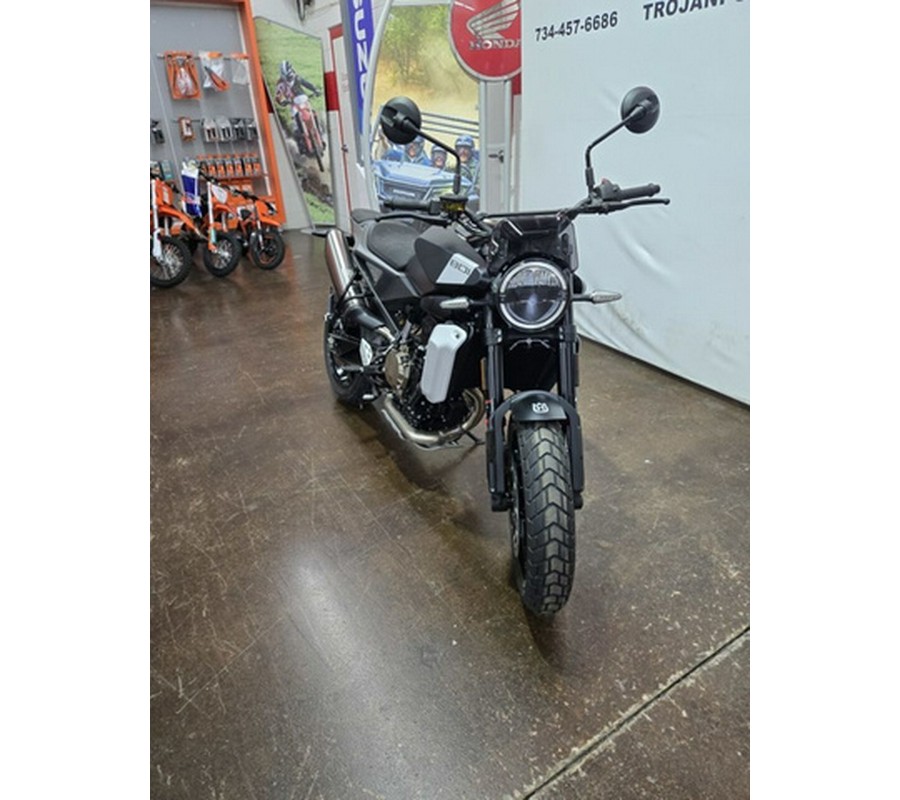 2025 Husqvarna SVARTPILEN 801