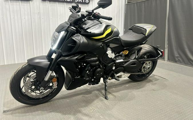 2026 Ducati Diavel V4 Black Roadster V4