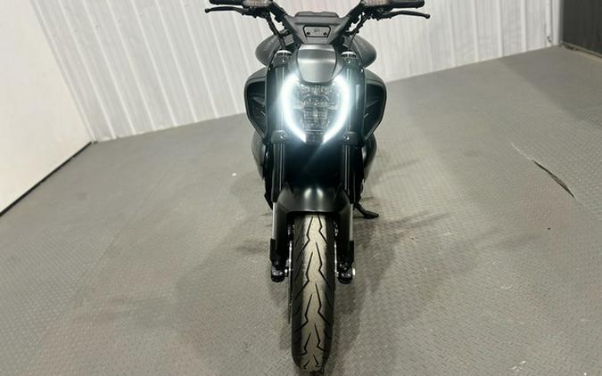 2026 Ducati Diavel V4 Black Roadster V4