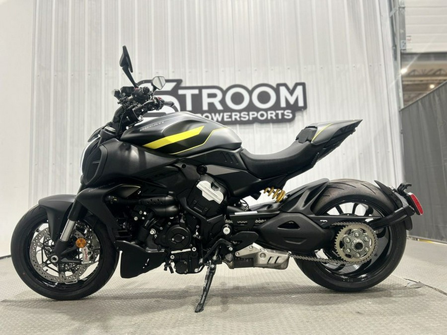2026 Ducati Diavel V4 Black Roadster V4