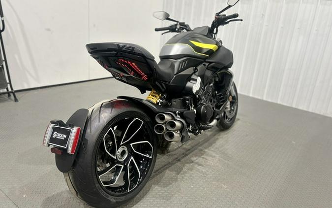 2026 Ducati Diavel V4 Black Roadster V4