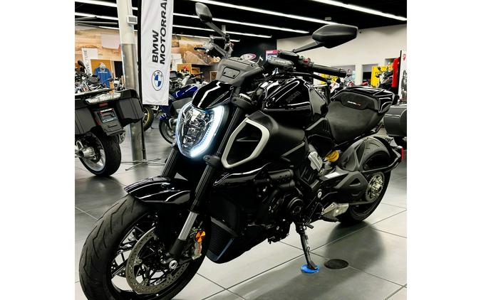 2024 Ducati Diavel V4 - Black