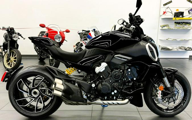 2024 Ducati Diavel V4 - Black