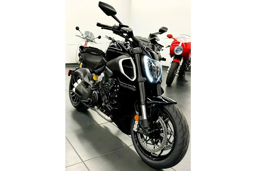 2024 Ducati Diavel V4 - Black