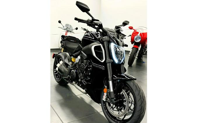 2024 Ducati Diavel V4 - Black