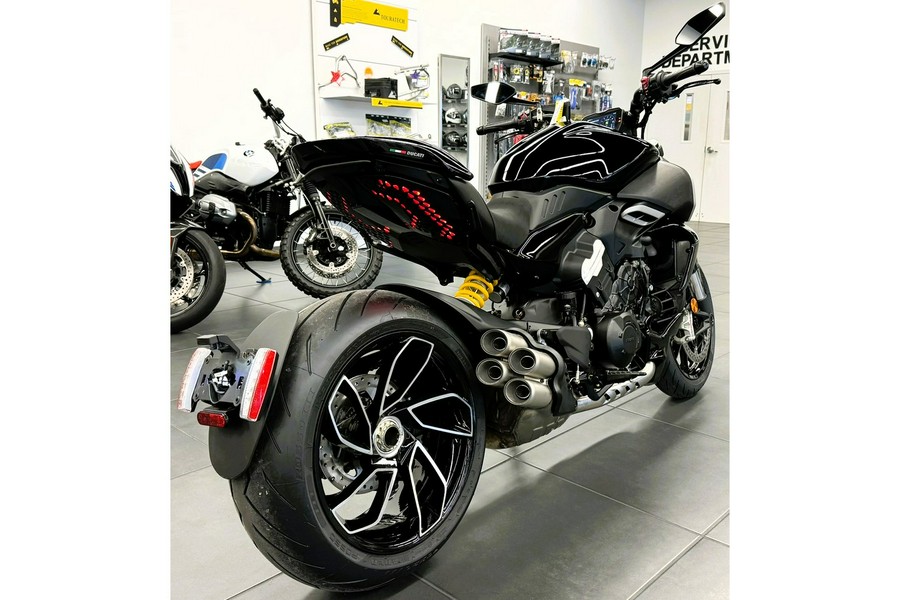 2024 Ducati Diavel V4 - Black