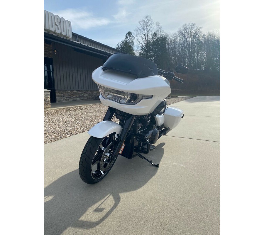 2024 Harley-Davidson Road Glide™ White Onyx Pearl - Black Finish