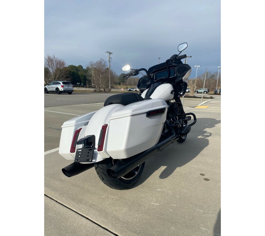 2024 Harley-Davidson Road Glide™ White Onyx Pearl - Black Finish