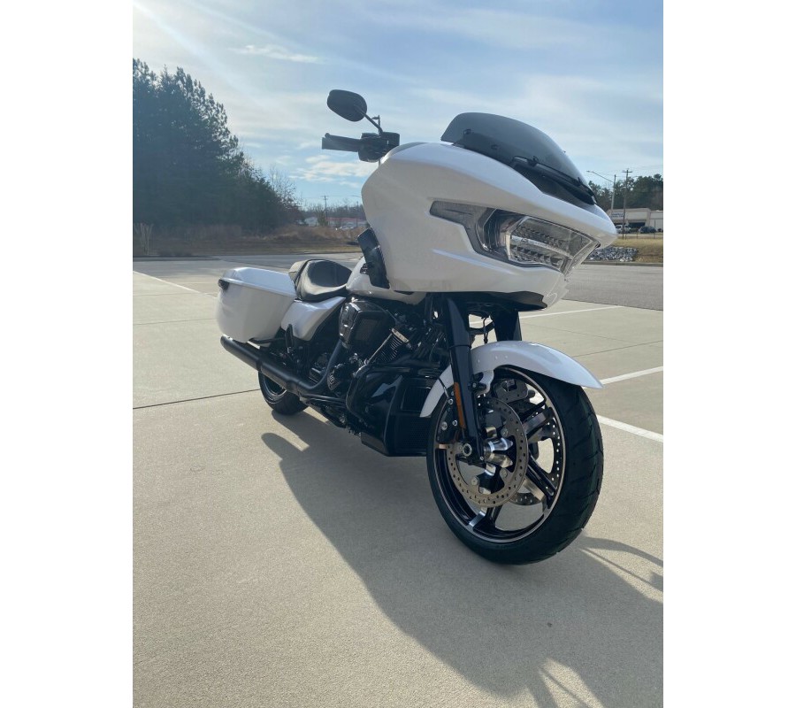 2024 Harley-Davidson Road Glide™ White Onyx Pearl - Black Finish