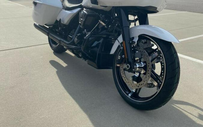 2024 Harley-Davidson Road Glide™ White Onyx Pearl - Black Finish