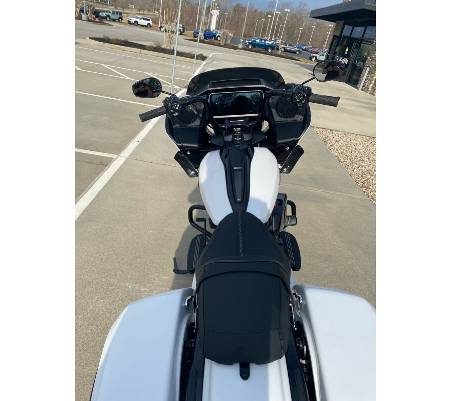 2024 Harley-Davidson Road Glide™ White Onyx Pearl - Black Finish