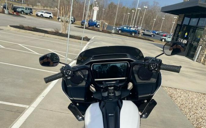 2024 Harley-Davidson Road Glide™ White Onyx Pearl - Black Finish