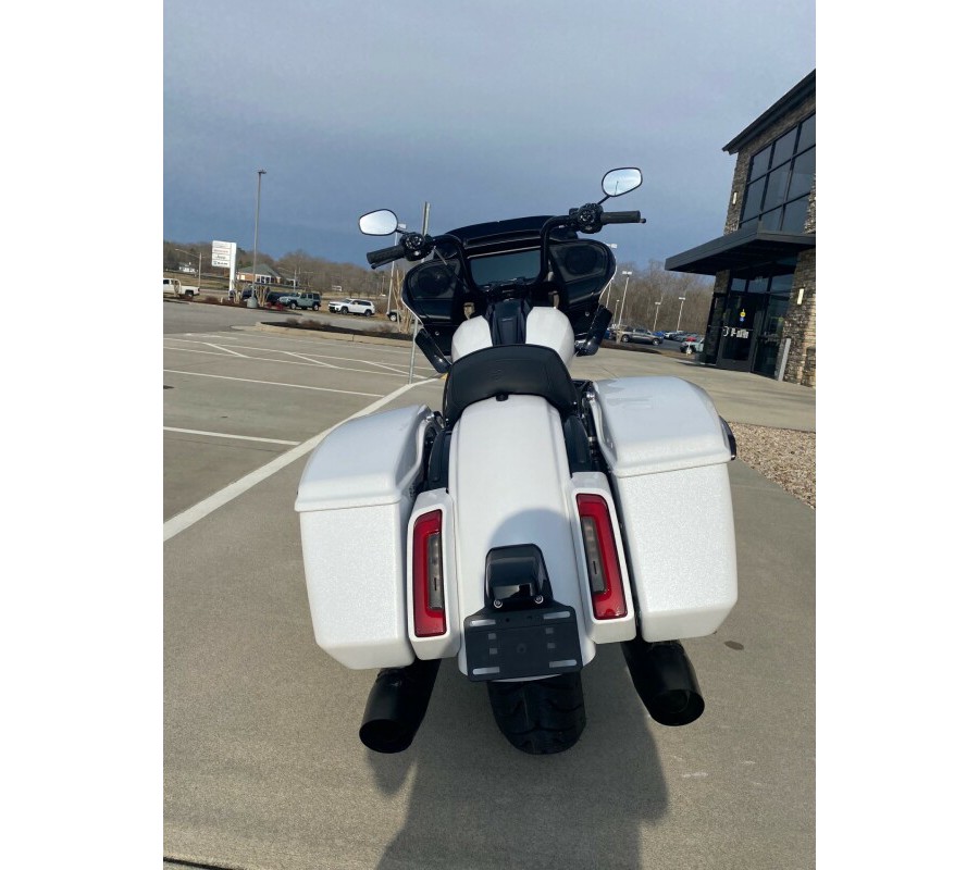 2024 Harley-Davidson Road Glide™ White Onyx Pearl - Black Finish