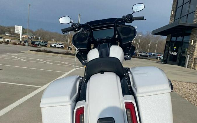 2024 Harley-Davidson Road Glide™ White Onyx Pearl - Black Finish