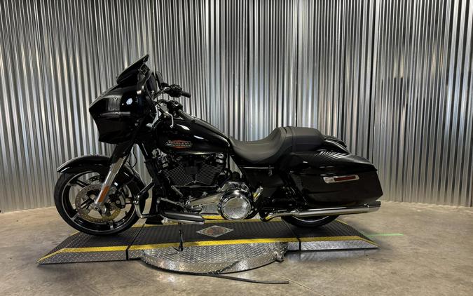 2026 Harley-Davidson Street Glide Vivid Black Chrome Trim