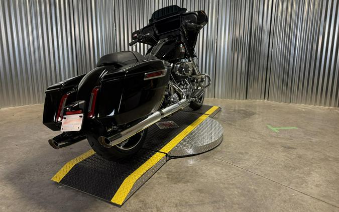 2026 Harley-Davidson Street Glide Vivid Black Chrome Trim