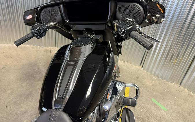 2026 Harley-Davidson Street Glide Vivid Black Chrome Trim