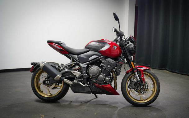 2026 Triumph Trident 800 Carnival red