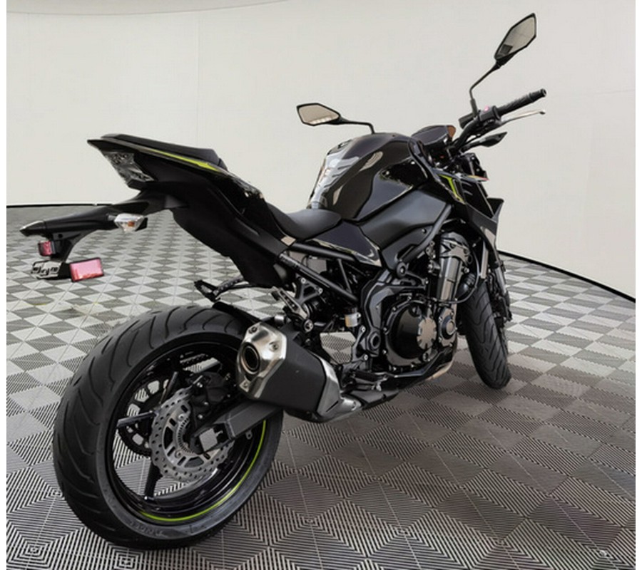 2024 Kawasaki Z900 ABS Metallic Spark Black/Metallic Matte Dark ABS Candy Persimmon RedEbony