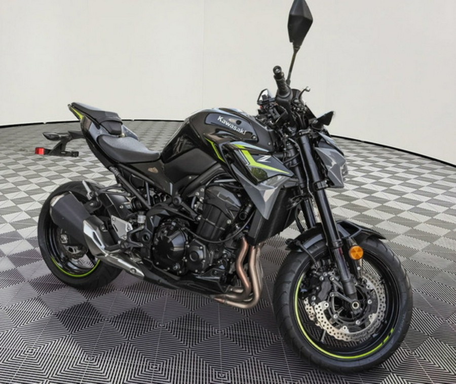 2024 Kawasaki Z900 ABS Metallic Spark Black/Metallic Matte Dark ABS Candy Persimmon RedEbony