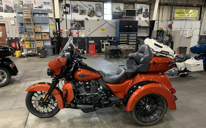 2025 Harley-Davidson® Tri Glide® Ultra Whiskey Fire / Vivid Black - Black Finish