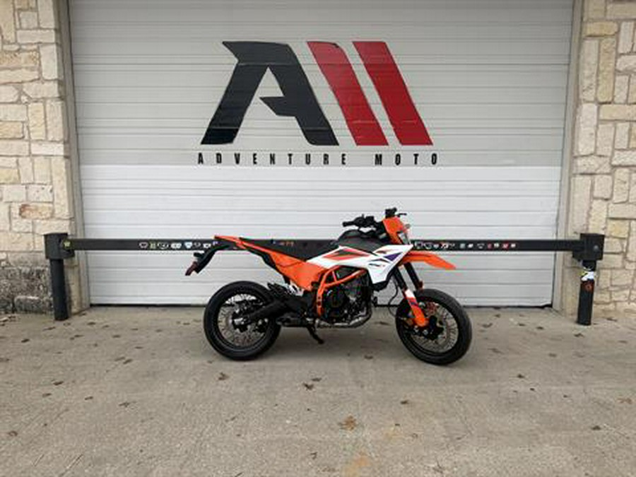 2025 KTM 390 SMC R