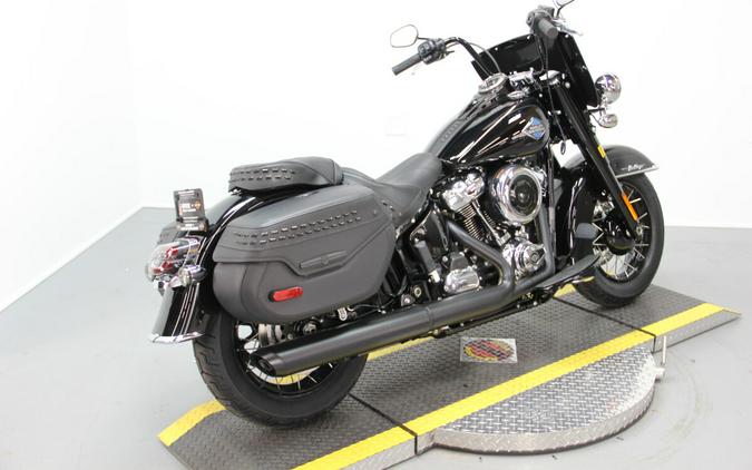 2025 Harley-Davidson Heritage Classic™ Vivid Black w/Laced Wheels