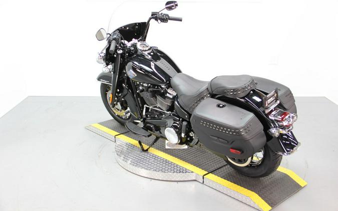 2025 Harley-Davidson Heritage Classic™ Vivid Black w/Laced Wheels