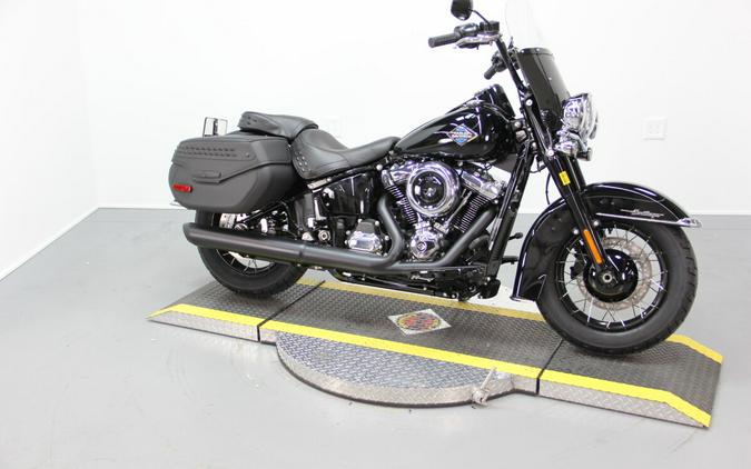 2025 Harley-Davidson Heritage Classic™ Vivid Black w/Laced Wheels
