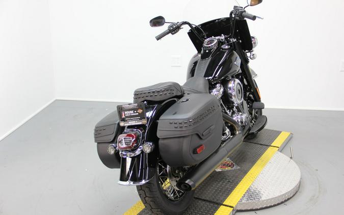 2025 Harley-Davidson Heritage Classic™ Vivid Black w/Laced Wheels