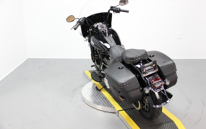 2025 Harley-Davidson Heritage Classic™ Vivid Black w/Laced Wheels