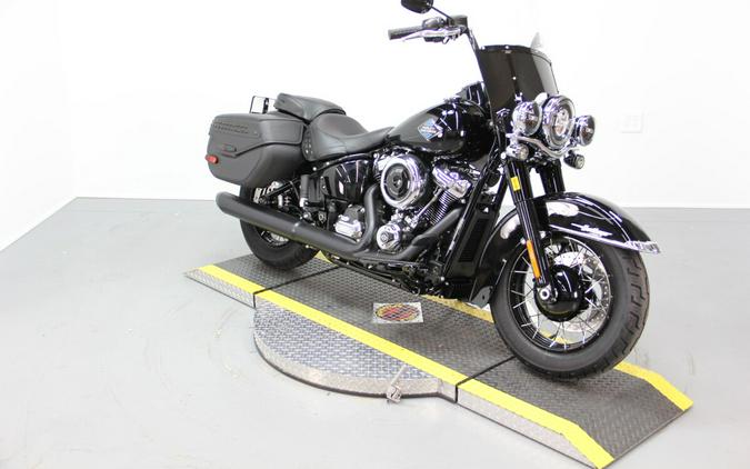2025 Harley-Davidson Heritage Classic™ Vivid Black w/Laced Wheels