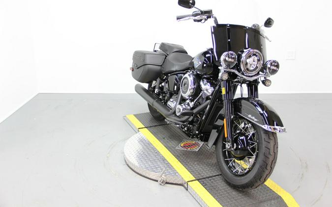 2025 Harley-Davidson Heritage Classic™ Vivid Black w/Laced Wheels