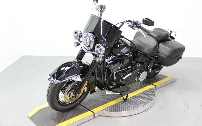 2025 Harley-Davidson Heritage Classic™ Vivid Black w/Laced Wheels